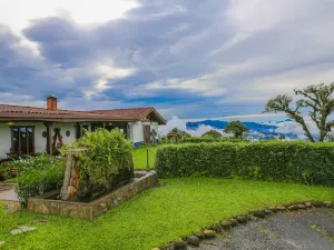 Villa Blanca Cloud Forest Hotel & Retreat
