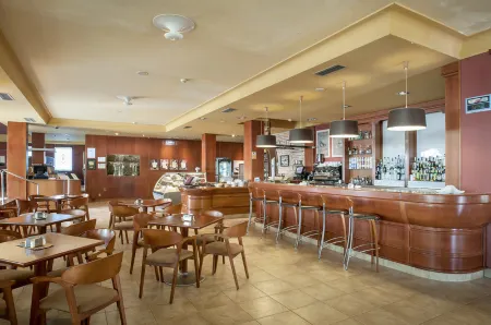 Talaso Atlántico Отели рядом с достопримечательностью «Castelo de Monterreal»