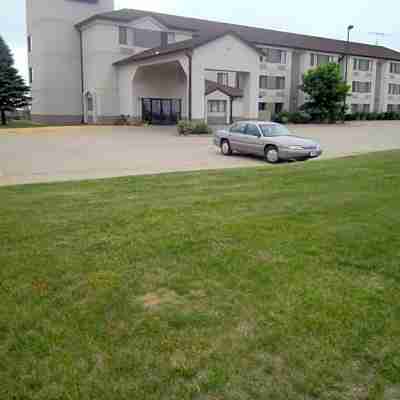 Pleasant Stay Inn & Suites Hotel Exterior