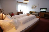 Landidyll Hotel Zum Alten Schloss Hotels near Pegnitz