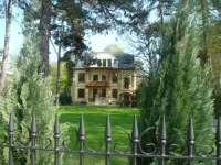Residenz Villa Kult Hotels near Teltow Zoo