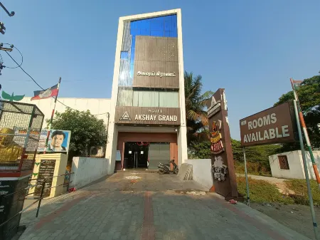 New Akshay Grand Отели рядом с достопримечательностью «Shirdi Saibaba Temple»