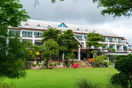 Vieng Khong Hotel Отели рядом с достопримечательностью «Chao Mae Song Nang Phi Nong Shrine»