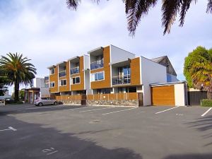 Sumner Bay Motel