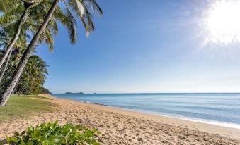 Beachfront Bliss 3-Bedroom Apartment with Sea View 4