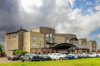 Comfort Inn & Suites Отели рядом с достопримечательностью «Колледж Медисин-Хат»