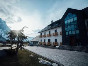 Hotel Kulla e Bajraktarit