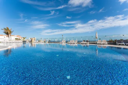 Occidental Roca Negra - Adults Only Отели рядом с достопримечательностью «Playa Punta de Gáldar»