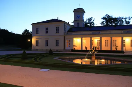 Károlyi Kastély Hotel & Restaurant Отели в г. Секешфехервар