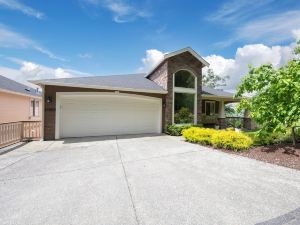 Stunning House with Views of Puget Sound! Ideal for Family Reunions