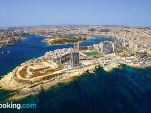 Contemporary, Luxury Apartment with Valletta and Harbour Views