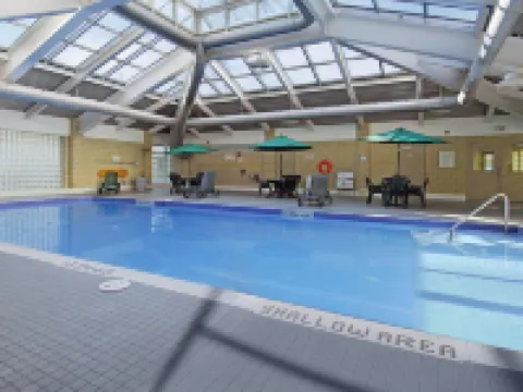 โรงแรม ฮอลิเดย์ อินน์ โตรอนโต แอร์พอร์ต อีสต์ บาย IHG โรงแรมในโตรอนโต