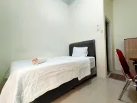 Homestay Danesti Syariah Near Bandara Sultan Hasanuddin Mitra RedDoorz Hotels in 