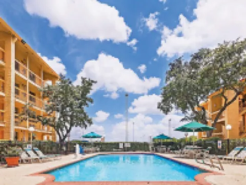 ลากินตาอินน์ บายวินด์แฮม แซนแอนโทนิโอ I-35 นอร์ท ที่เทิปเพอร์ไวน์ โรงแรมในLive Oak