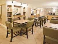 Howard Johnson by Wyndham Columbus Fort Moore โรงแรมในโคลัมบัส