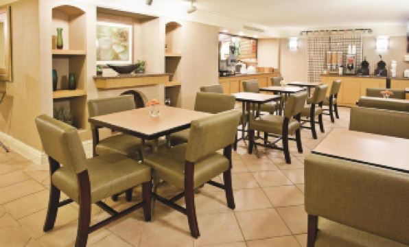 Howard Johnson by Wyndham Columbus Fort Moore