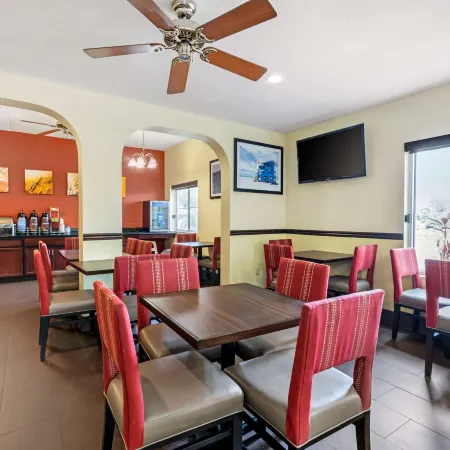Comfort Inn Kissimmee-Lake Buena Vista South Отели рядом с достопримечательностью «Парк аттракционов Олд-Таун»