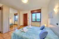 Cedar House Villa Few Minutes from Lake - Happy Rentals