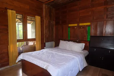 The Lavana Pondok Anugerah Hotel dekat NdaaShop-ShindiHouse