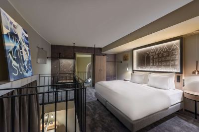 キングベッド1台 アート デュプレックス スイート ワッサートゥルム ホテル ケルン キュリオ コレクション by ヒルトンの写真