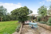 Barton Cottage Bed and Breakfast Hotel dekat Eweleaze Farm