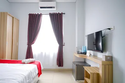 RedDoorz Premium @ Raja Hostel Syariah Lampung Các khách sạn gần Sân bay Radin Inten II