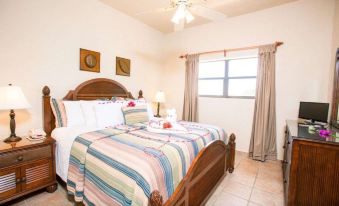 Clarion Suites Roatan at Pineapple Villas