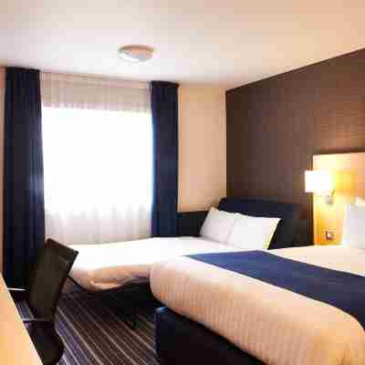 Holiday Inn Express Manchester Airport Rooms