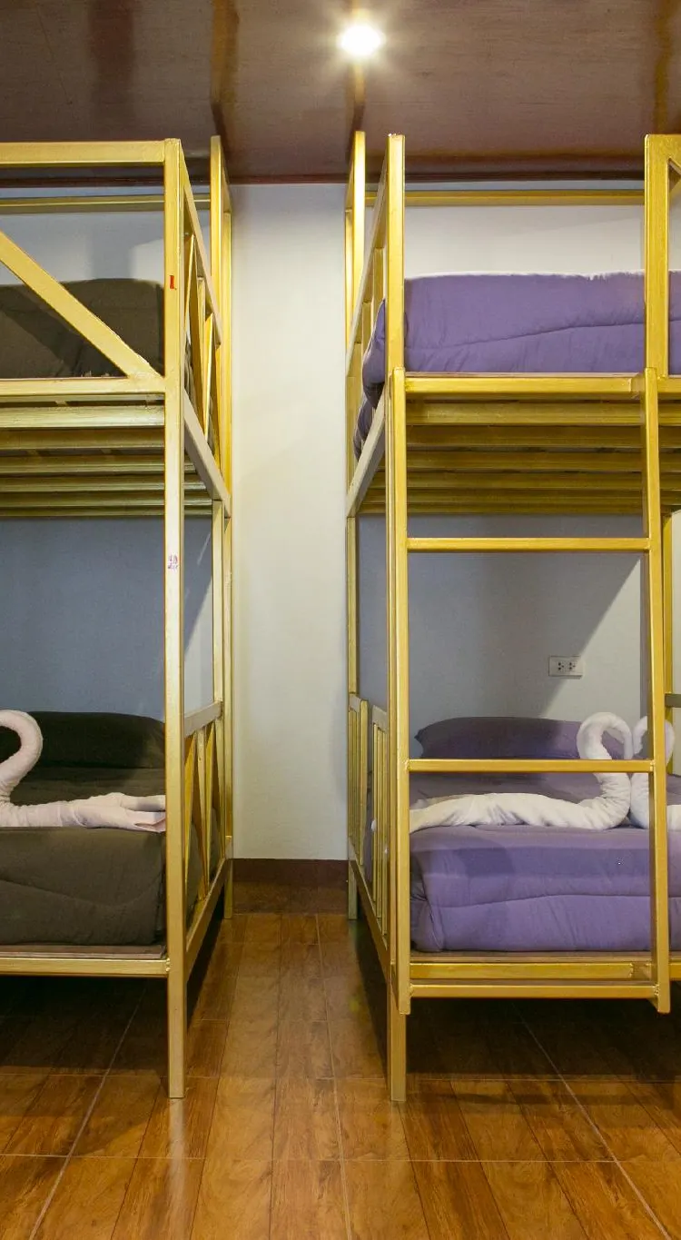 ห้องพักรวมชายหญิง 6 เตียง