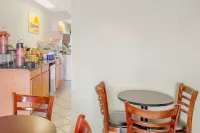 Days Inn by Wyndham Tallahassee University Center - breakfast