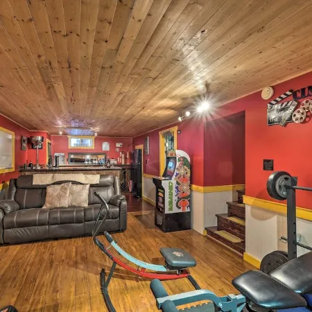 Stylish Suburban Home w/ Pool! 10 Mi to Royal Mtn