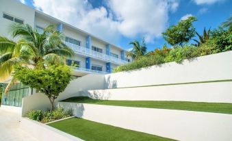 Penthouse 2Br 2BTH Apt w Rooftop Pool Near Beach