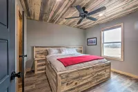 Upscale Riverfront Home w/ Beach & Fire Pit! - balcón