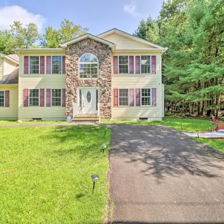 Hot Tub & Deck: Gorgeous Retreat in Pocono Summit!