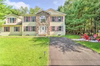 Hot Tub & Deck: Gorgeous Retreat in Pocono Summit! - Pysäköinti