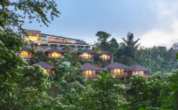 Giriwood Hotel & Villa 新加拉惹吉吉瀑布（Gitgit Waterfall）附近的飯店