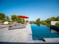 A Prestigious Villa with 2 Swimming Pools and 1 Spa in the South of France - 빌라