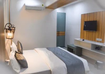 Hotel the Grand Crystal Hotels near BAPS Swaminarayan Mandir, Nikol