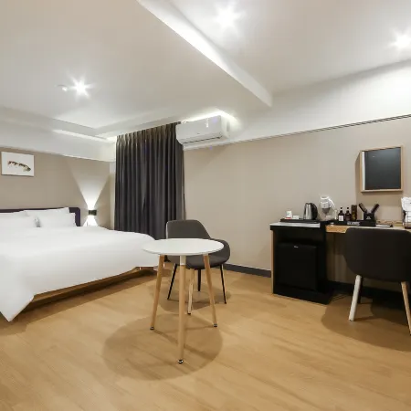 Gray 194 Hotel Отели рядом с достопримечательностью «Ён-Ван-Ам»