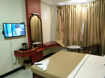 Hotel Naveen Отели рядом с достопримечательностью «Vellingiri Hill Temple»