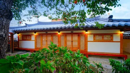 Jeonju Hanok Midam Отели рядом с достопримечательностью «Hanbyeokdang Pavillion»