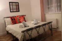 Impeccable Spacious 1-Bed Apart in London Dagenham Các khách sạn gần Dagenham & Redbridge Football Club Arena