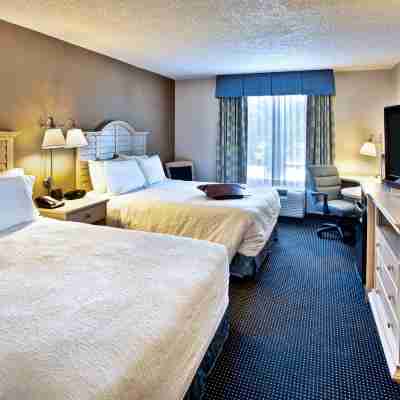 Hampton Inn & Suites Cape Cod-West Yarmouth Rooms