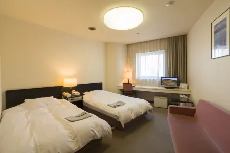 Palais Blanc Koshikaikan Отели рядом с достопримечательностью «Университет Тояма»