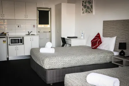 Emerald Park Motel Отели в г. Эмеролд