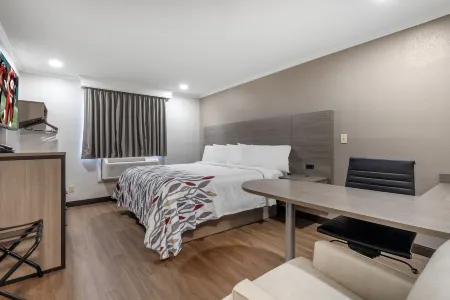 Red Roof Inn Suffolk Отели рядом с достопримечательностью «Riddick's Folly House Museum»