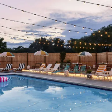 Wayfinder Newport Hotels near Easton's Beach