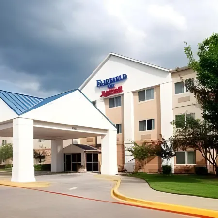 Fairfield Inn & Suites Dallas Park Central Отели рядом с достопримечательностью «Универмаг "Норт-Парк Центр"»