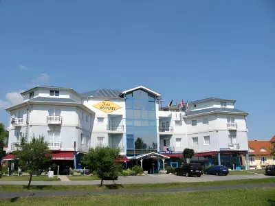 Kristály Hotel Hotels near Keszthelyi Református Egyházközség temploma