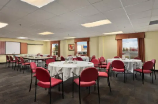 Super 8 by Wyndham Barrie South